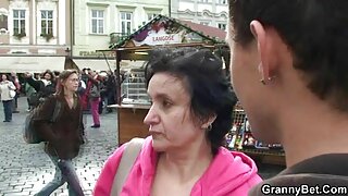 Snažno zalupivši svoje okruglo čvrsto dupe