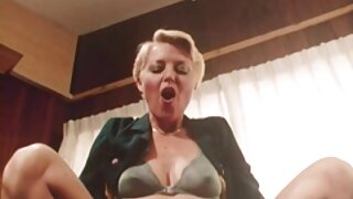 Prilično bucmasta milf supruga je uzeta masturbirajući sa seks igračkom do nekoliko orgama